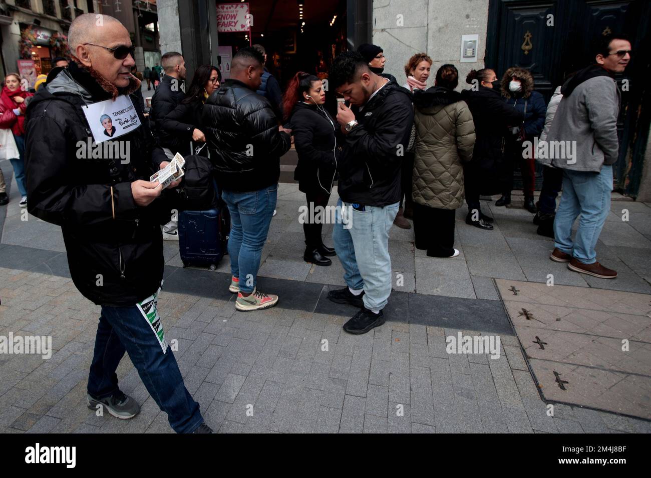 Madrid, Espagne; 21.12.2022.- un fournisseur externe propose des billets de loterie « Doña Manolita » pour éviter les files d'attente. Faites la queue pour acheter au Doña Manolita (le plus célèbre lieu de Madrid) billet pour un tirage de Noël extraordinaire, connu sous le nom de loterie de Noël, l'un des tirages de loterie les plus importants et populaires qui se tient en Espagne chaque 22 décembre, La première fois que la loterie a été tirée à Noël a été sur 18 décembre 1812 à Cadix. Cette année, il se tient au Teatro Real de Madrid. Il fait partie des tirages de la loterie nationale. Dont le prix maximum s'appelle Gordo (Fat), il a depuis 2011 une valeur de quatre millions d'euros p Banque D'Images