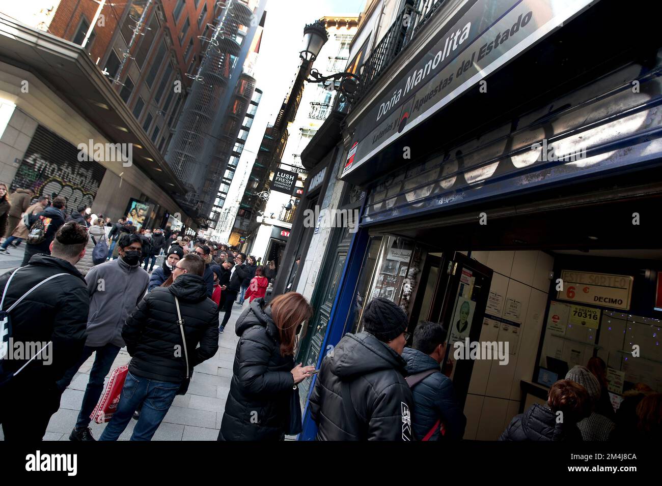 Madrid, Espagne; 21.12.2022.- faire la queue pour acheter à Doña Manolita (le plus célèbre lieu de Madrid) billet pour le tirage de Noël extraordinaire, connu sous le nom de loterie de Noël, l'un des tirages de loterie les plus importants et populaires qui est tenu en Espagne chaque 22 décembre, La première fois que la loterie a été tirée à Noël a été sur 18 décembre 1812 à Cadix. Cette année, il se tient au Teatro Real de Madrid. Il fait partie des tirages de la loterie nationale. Dont le prix maximum est appelé Gordo (Fat), depuis 2011, il a une valeur de quatre millions d'euros par billet, 400 000 euros par dixième ou 20 000 euros par euro misé. Photo : Banque D'Images