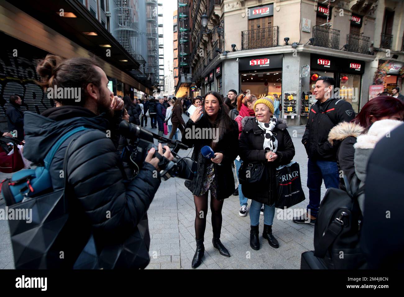 Madrid, Espagne; 21.12.2022.- les médias transmettent le phénomène social. Faites la queue pour acheter au Doña Manolita (le plus célèbre lieu de Madrid) billet pour un tirage de Noël extraordinaire, connu sous le nom de loterie de Noël, l'un des tirages de loterie les plus importants et populaires qui se tient en Espagne chaque 22 décembre, La première fois que la loterie a été tirée à Noël a été sur 18 décembre 1812 à Cadix. Cette année, il se tient au Teatro Real de Madrid. Il fait partie des tirages de la loterie nationale. Dont le prix maximum est appelé Gordo (Fat), depuis 2011 il a une valeur de quatre millions d'euros par billet, 400 000 euros par dixième ou Banque D'Images