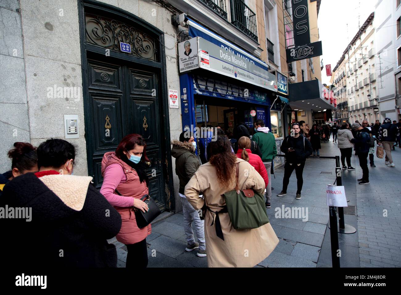 Madrid, Espagne; 21.12.2022.- faire la queue pour acheter à Doña Manolita (le plus célèbre lieu de Madrid) billet pour le tirage de Noël extraordinaire, connu sous le nom de loterie de Noël, l'un des tirages de loterie les plus importants et populaires qui est tenu en Espagne chaque 22 décembre, La première fois que la loterie a été tirée à Noël a été sur 18 décembre 1812 à Cadix. Cette année, il se tient au Teatro Real de Madrid. Il fait partie des tirages de la loterie nationale. Dont le prix maximum est appelé Gordo (Fat), depuis 2011, il a une valeur de quatre millions d'euros par billet, 400 000 euros par dixième ou 20 000 euros par euro misé. Photo : Banque D'Images