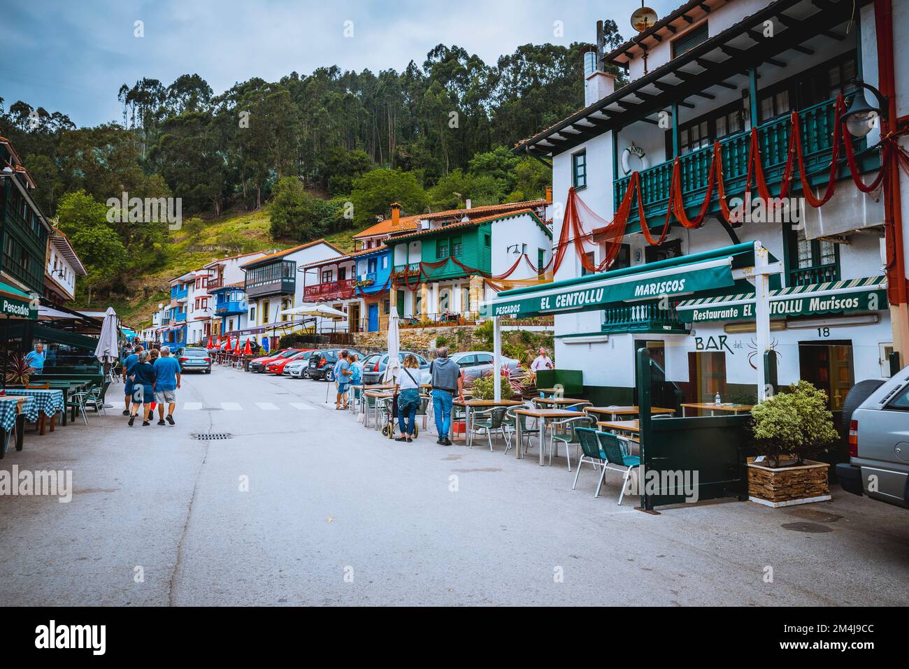 Rue avec des restaurants qui offrent des fruits de mer. Tazones, Principauté des Asturies, Espagne, Europe Banque D'Images