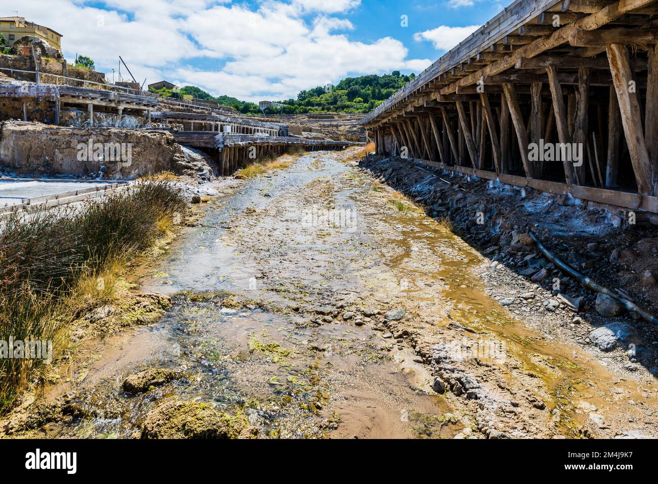 Aqueduc en bois qui transporte l'eau salée vers les appartements de sel. Vallée du sel d'Añana. Añana, Álava, pays Basque, Espagne, Europe Banque D'Images