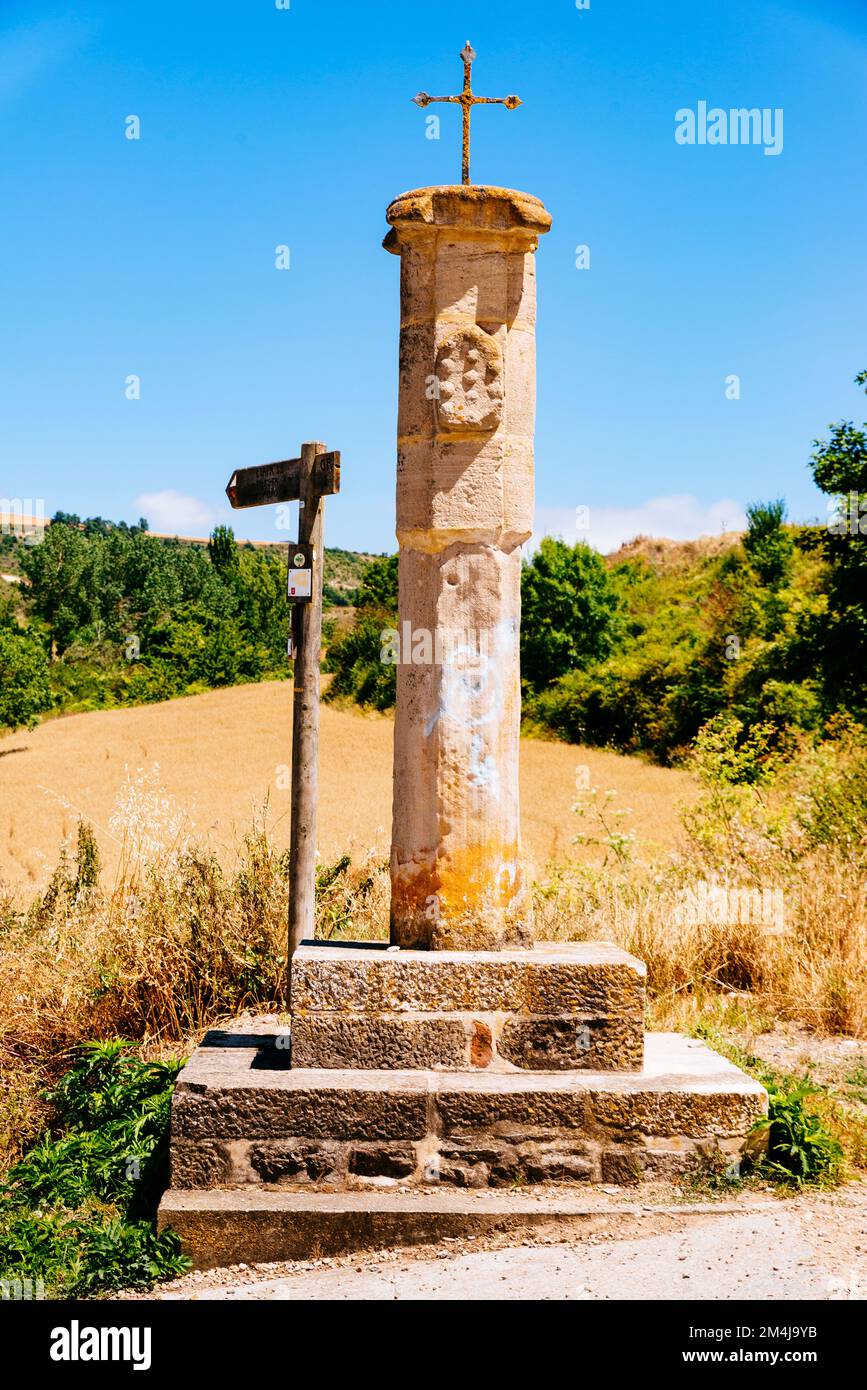 Bassin en pierre surmonté d'une croix de fer à la sortie du village. Añana, noyau de population principal étant le village de Salinas de Añana et le nom de Banque D'Images