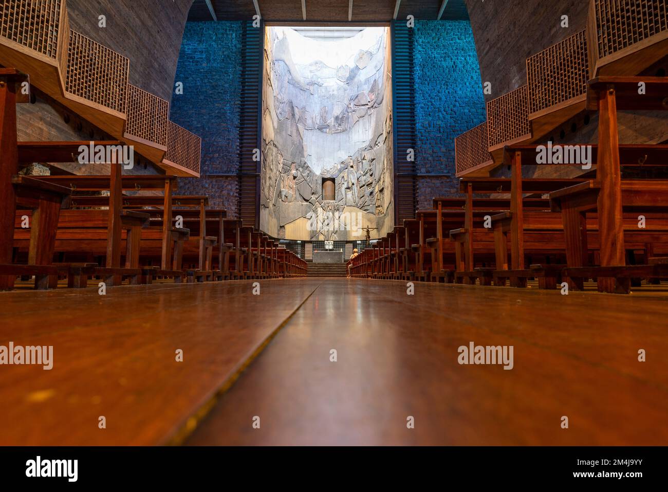 Décoration de l'abside et de l'retable par Lucio Muñoz, peintre abstrait et graveur. Sanctuaire de notre-Dame d'Arantzazu est un sanctuaire franciscain Banque D'Images