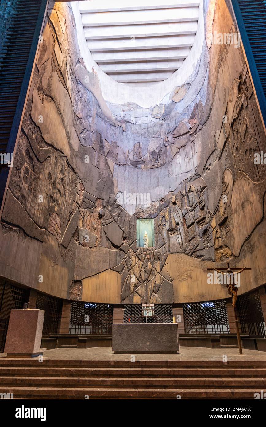 Décoration de l'abside et de l'retable par Lucio Muñoz, peintre abstrait et graveur. Sanctuaire de notre-Dame d'Arantzazu est un sanctuaire franciscain Banque D'Images