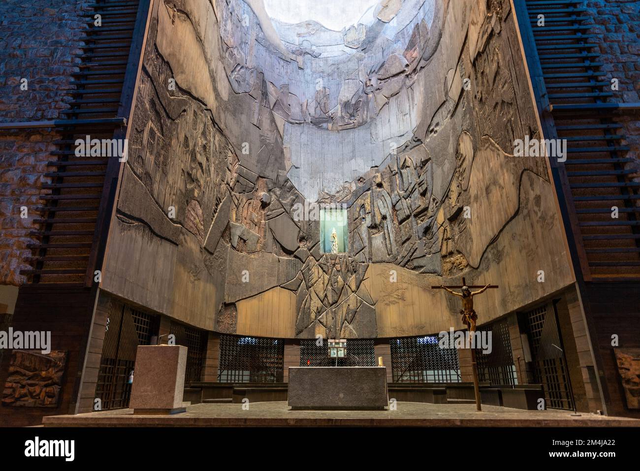Décoration de l'abside et de l'retable par Lucio Muñoz, peintre abstrait et graveur. Sanctuaire de notre-Dame d'Arantzazu est un sanctuaire franciscain Banque D'Images