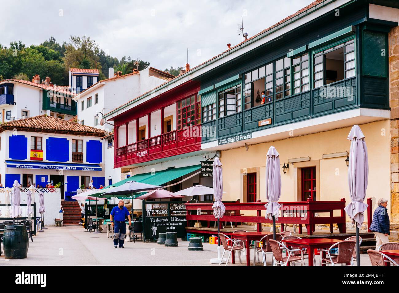 Rue avec des restaurants qui offrent des fruits de mer. Tazones, Principauté des Asturies, Espagne, Europe Banque D'Images