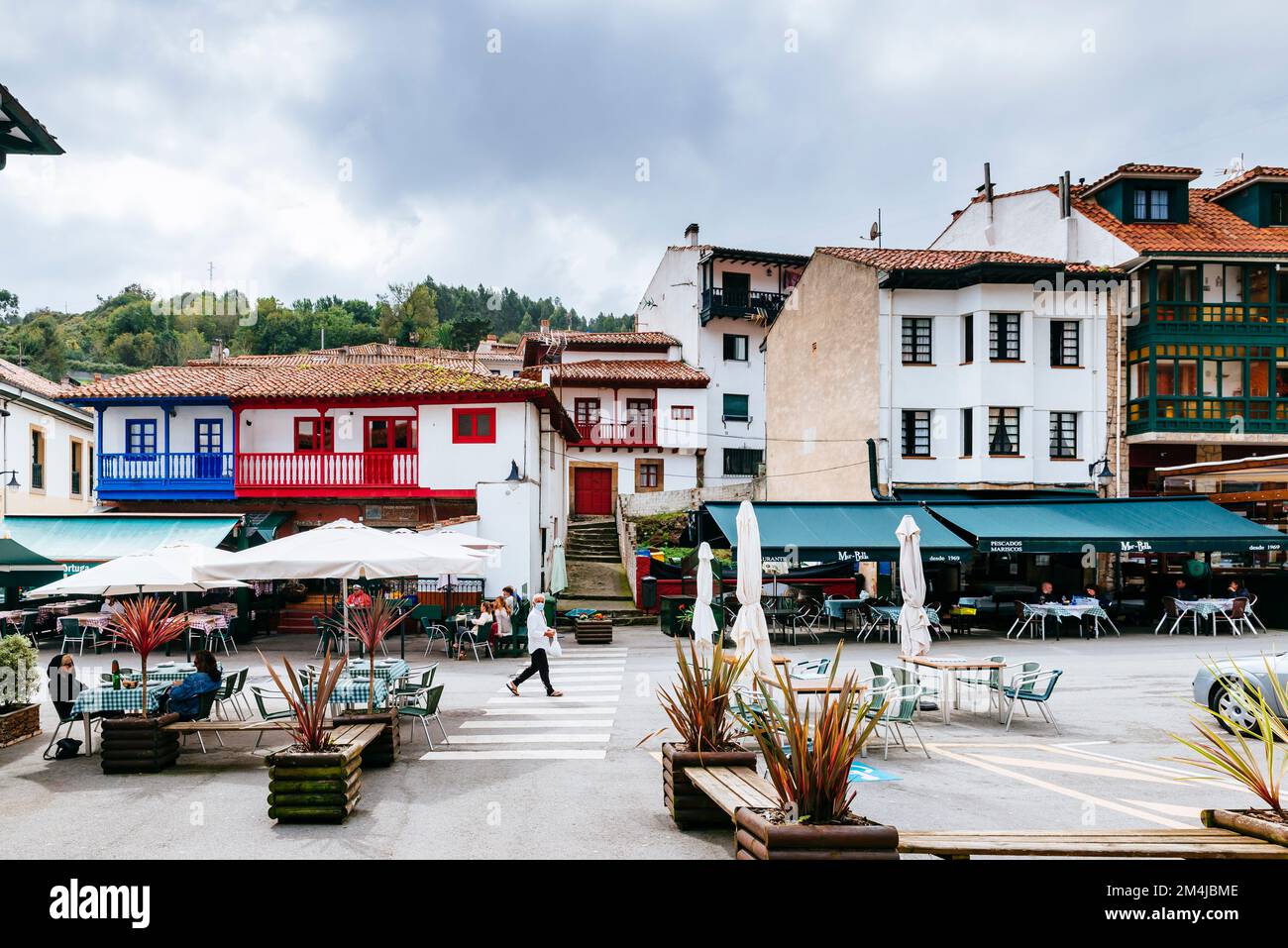 Rue avec des restaurants qui offrent des fruits de mer. Tazones, Principauté des Asturies, Espagne, Europe Banque D'Images