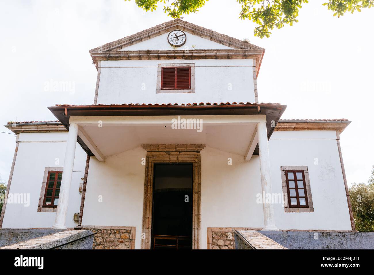 L'église de Nuestra Señora de los Dolores, notre-Dame des Sorrows, est l'église paroissiale de Barro, appartenant à Llanes. Barro, Llanes, Principauté d'A Banque D'Images