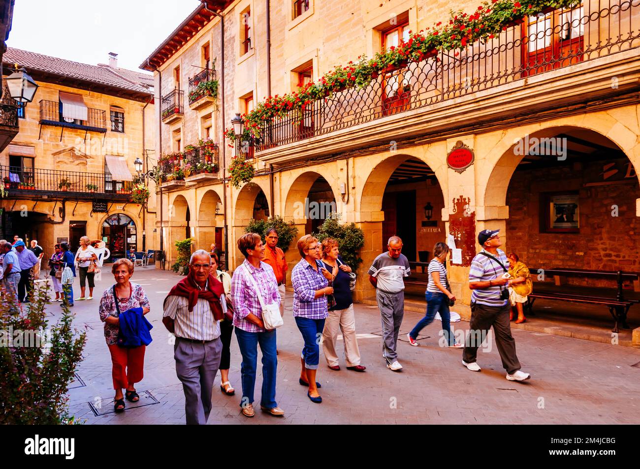 Personnes marchant à côté de l'hôtel de ville. Plaza Mayor, place principale. LaGuardia, Álava, pays Basque, Espagne, Europe Banque D'Images