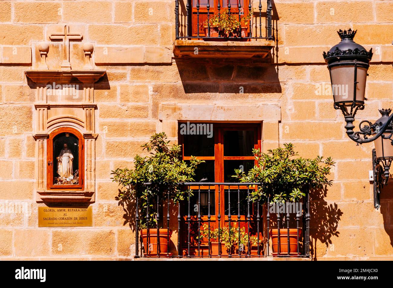 Façade de manoir avec niche et vierge à l'intérieur. Elciego, Álava, pays Basque, Espagne, Europe Banque D'Images