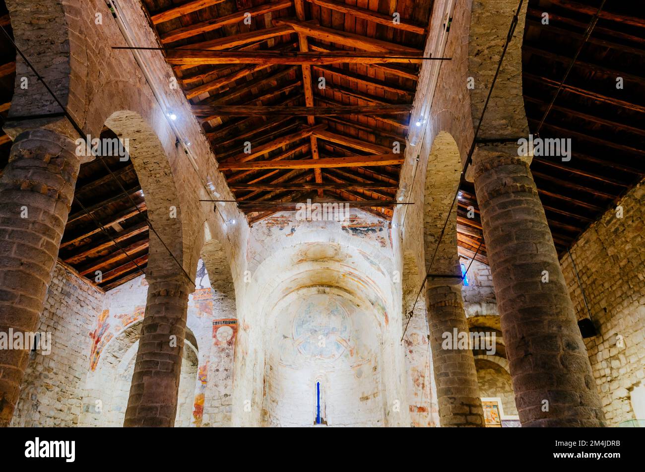 Nef et abside. Sant Climent de Taüll, également connu sous le nom d'église de Saint Clément de Tahull, est une église catholique romaine en Catalogne. C'est un exemple de Banque D'Images