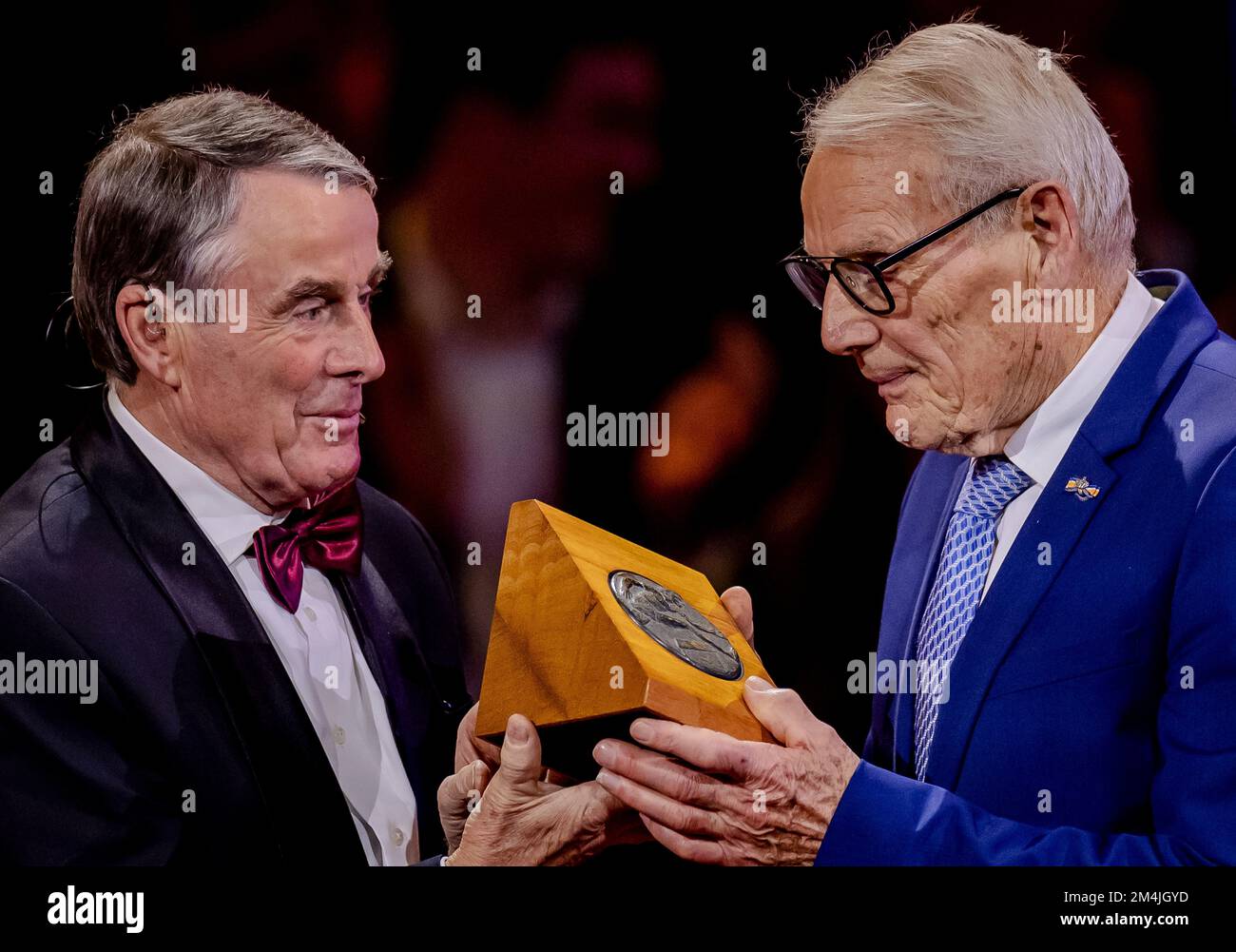 AMSTERDAM - 21/12/2022, Jan Janssen (r) reçoit en direct le Fanny Blankers-Koen Carriereprijs de Hennie Kuiper au gala sportif NOC*NSF de l'AFAS. ANP ROBIN VAN LONKHUIJSEN pays-bas sortie - belgique sortie Banque D'Images