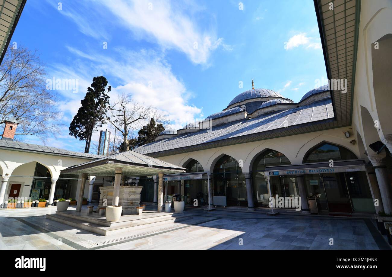 Située à Besiktas, en Turquie, la mosquée Sinan Pasha a été construite au 16th siècle par Mimar Sinan. Banque D'Images