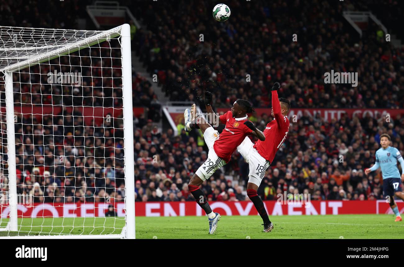 Manchester, Angleterre, 21st décembre 2022. Aaron WAN-Bissaka et Casemiro de Manchester United se combinent pour garder le ballon hors du filet pendant le match de la Carabao Cup du quatrième tour à Old Trafford, Manchester. Le crédit photo doit être lu : Darren Staples / Sportimage Banque D'Images