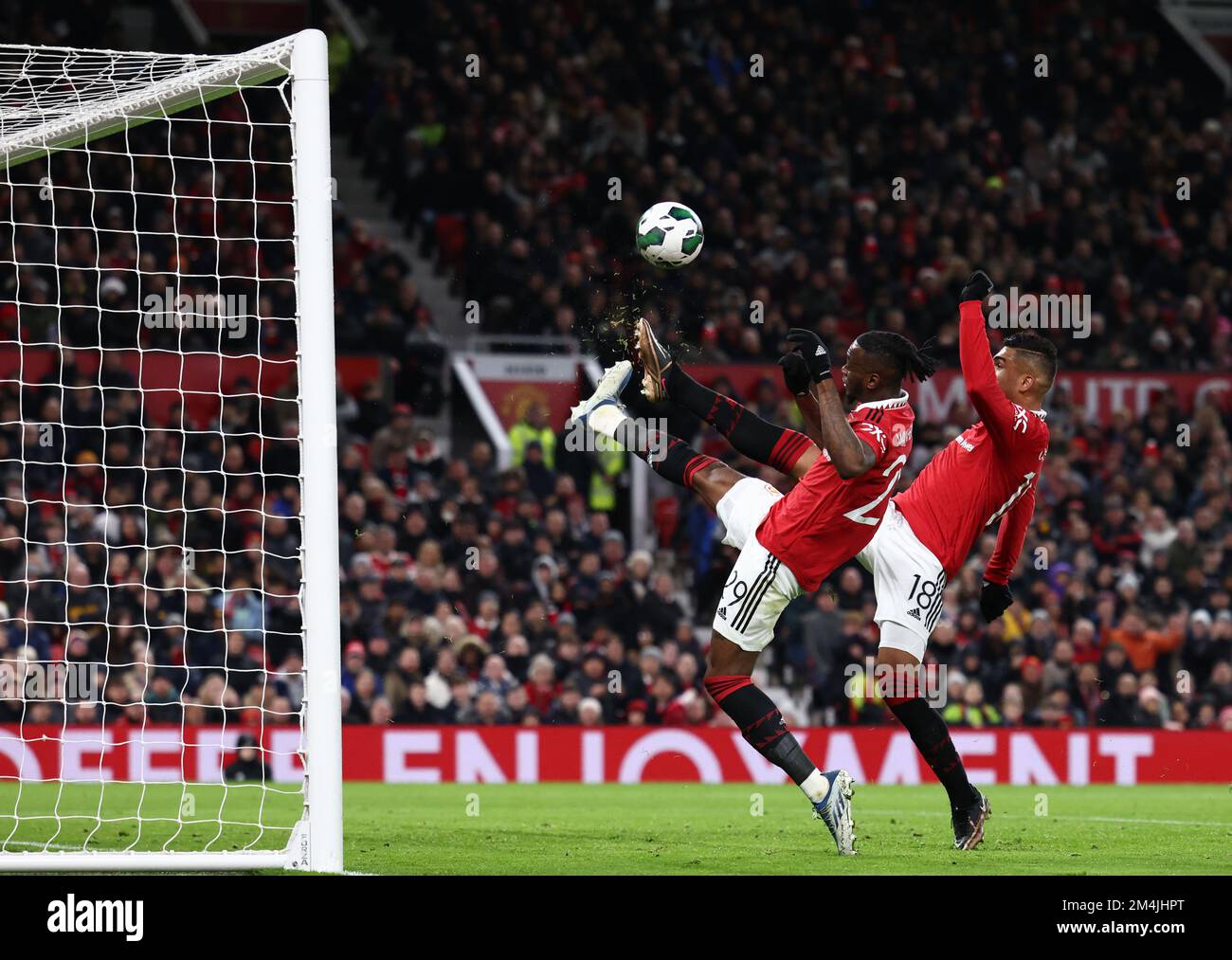 Manchester, Angleterre, 21st décembre 2022. Aaron WAN-Bissaka et Casemiro de Manchester United se combinent pour garder le ballon hors du filet pendant le match de la Carabao Cup du quatrième tour à Old Trafford, Manchester. Le crédit photo doit être lu : Darren Staples / Sportimage Banque D'Images