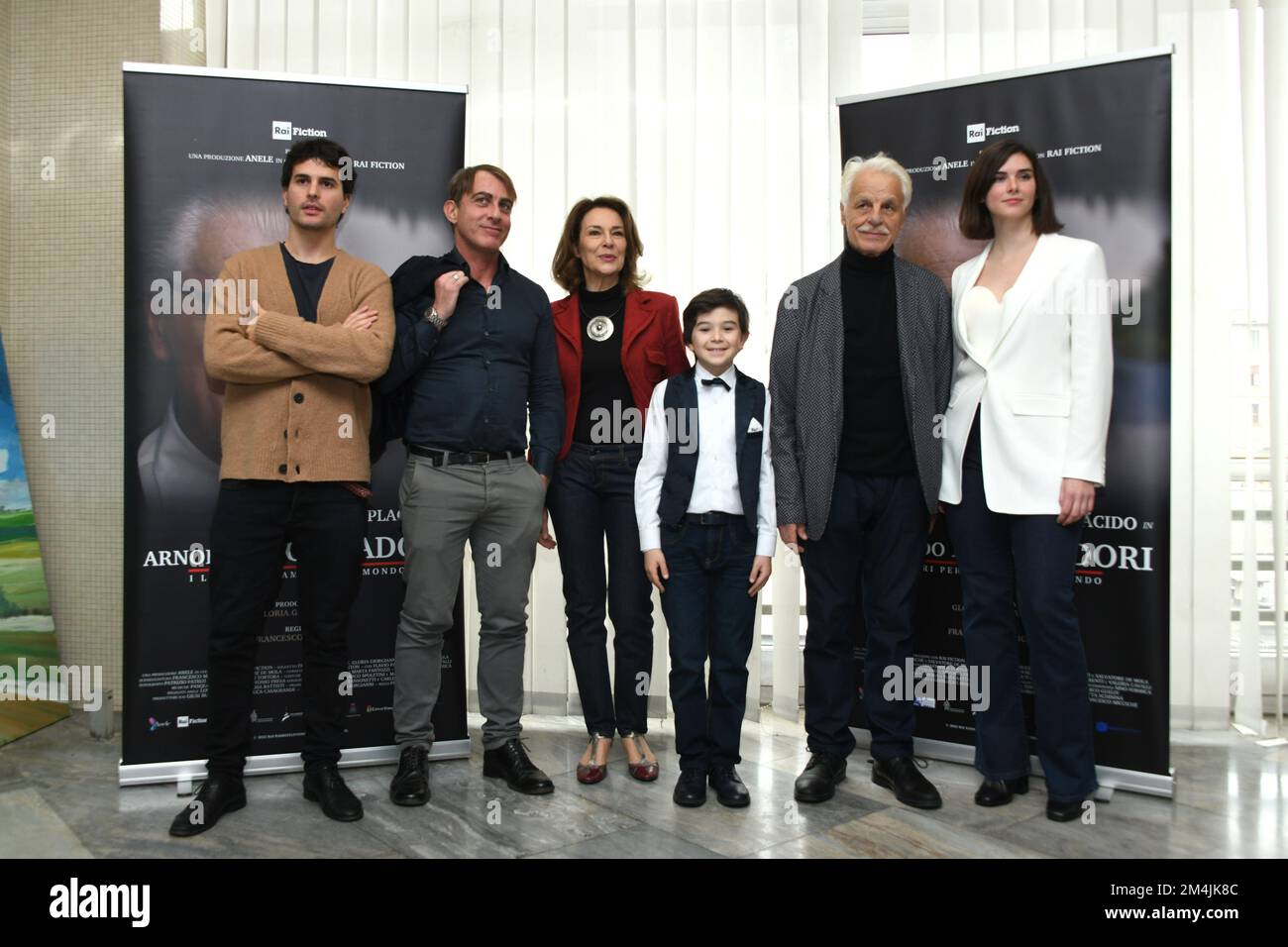 Milan, Italie. 19th décembre 2022. Milan, Photocall Fiction Arnoldo Mondadori livre pour changer le monde. RAI. Dans la photo Michele Placido, Brenno Placido, Valeria Cavalli et le reste de la distribution crédit: Agence de photo indépendante/Alamy Live News Banque D'Images