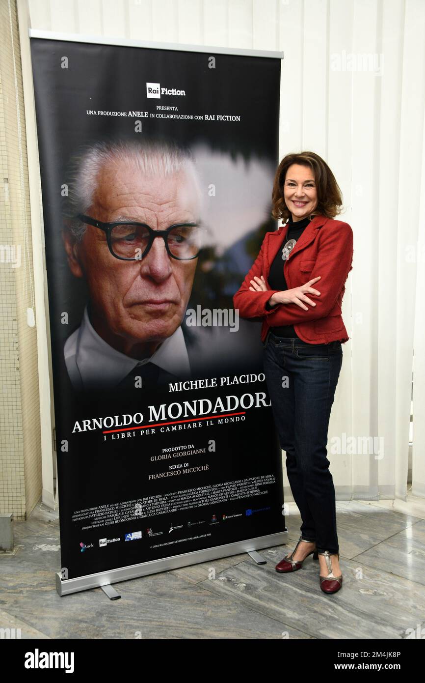 Milan, Italie. 19th décembre 2022. Milan, Photocall Fiction Arnoldo Mondadori livre pour changer le monde. RAI. Dans la photo Valeria Cavalli crédit: Agence de photo indépendante/Alamy Live News Banque D'Images