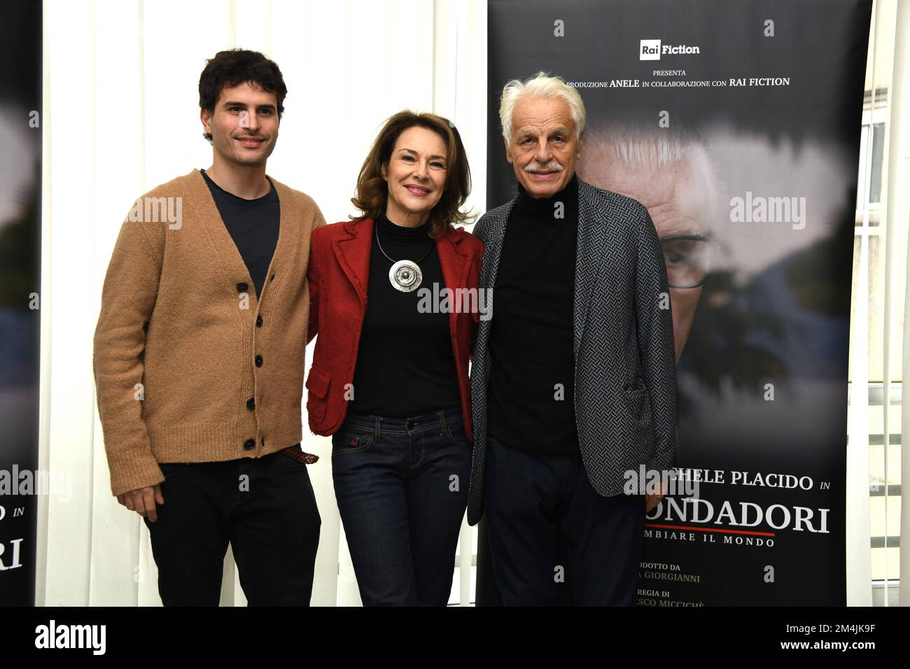 Milan, Italie. 19th décembre 2022. Milan, Photocall Fiction Arnoldo Mondadori livre pour changer le monde. RAI. Dans la photo Michele Placido, Brenno Placido, Valeria Cavalli crédit: Agence de photo indépendante/Alamy Live News Banque D'Images