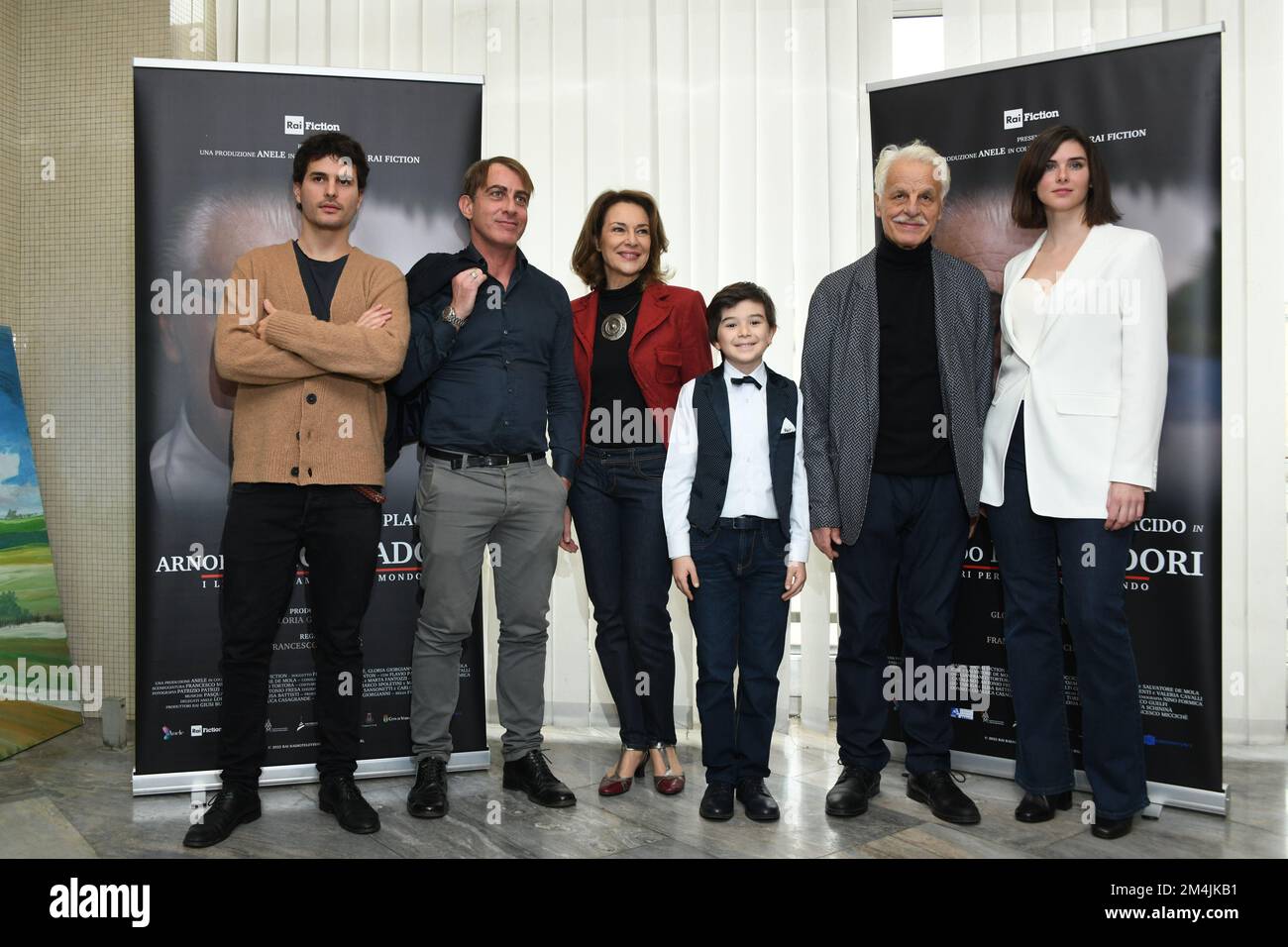 Milan, Italie. 19th décembre 2022. Milan, Photocall Fiction Arnoldo Mondadori livre pour changer le monde. RAI. Dans la photo Michele Placido, Brenno Placido, Valeria Cavalli et le reste de la distribution crédit: Agence de photo indépendante/Alamy Live News Banque D'Images