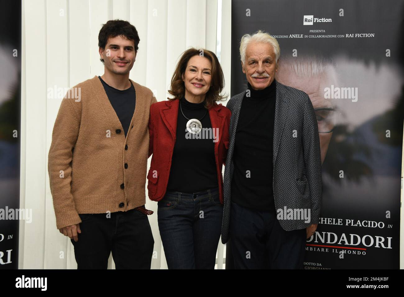 Milan, Italie. 19th décembre 2022. Milan, Photocall Fiction Arnoldo Mondadori livre pour changer le monde. RAI. Dans la photo Michele Placido, Brenno Placido, Valeria Cavalli crédit: Agence de photo indépendante/Alamy Live News Banque D'Images