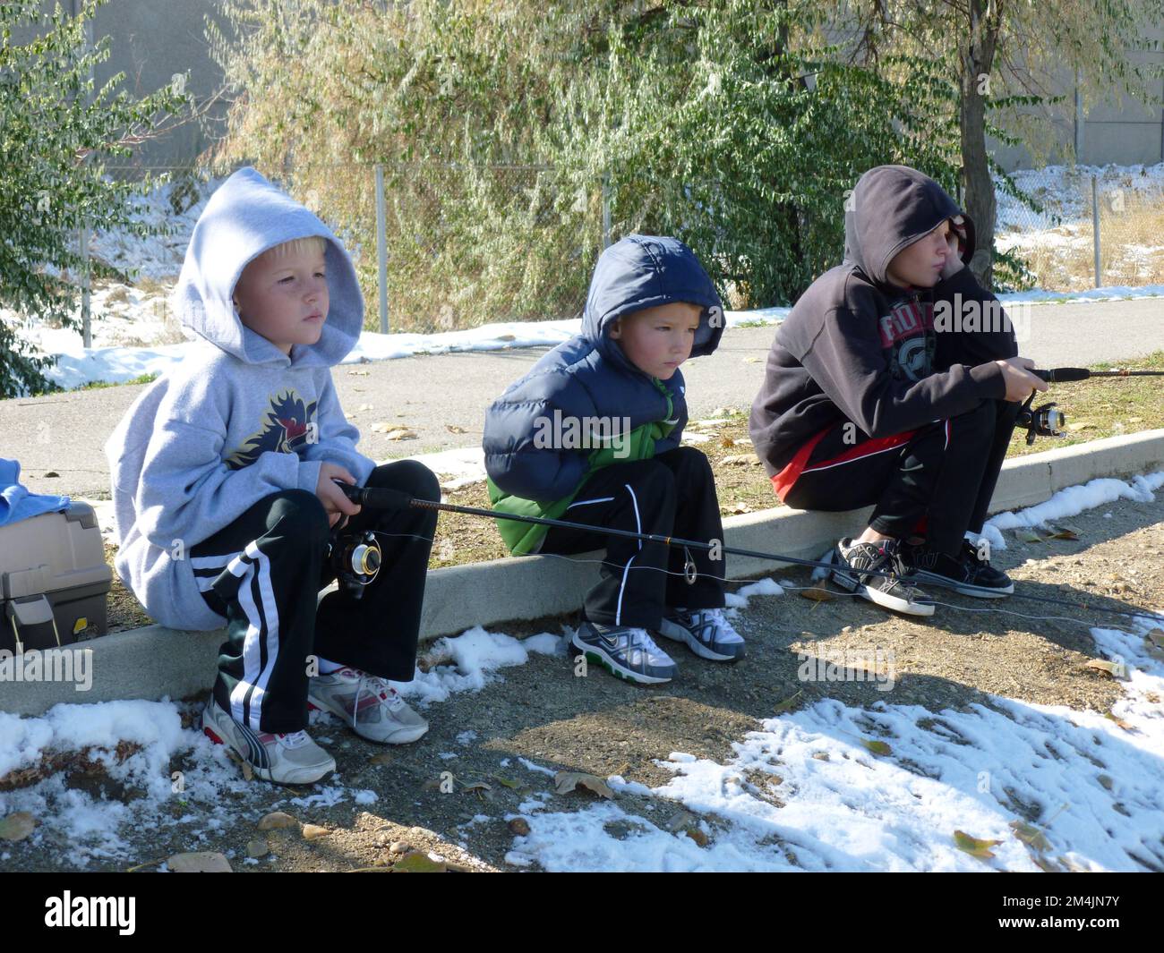 Taylorsville, Utah, États-Unis, novembre 2022. Quand les poissons ne pichent pas, mais le temps est, les jeunes pêcheurs perdent leur enthousiasme. Banque D'Images