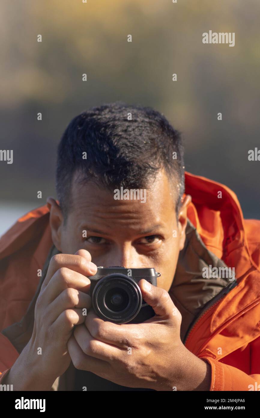 Portrait de voyageur homme au lac en automne prendre une photo avec l'appareil photo numérique. Photo de haute qualité Banque D'Images