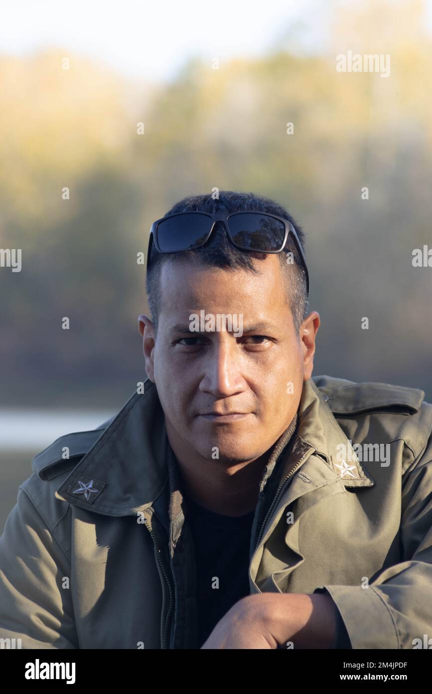 Portrait d'un militaire au lac en automne. Photo de haute qualité Banque D'Images