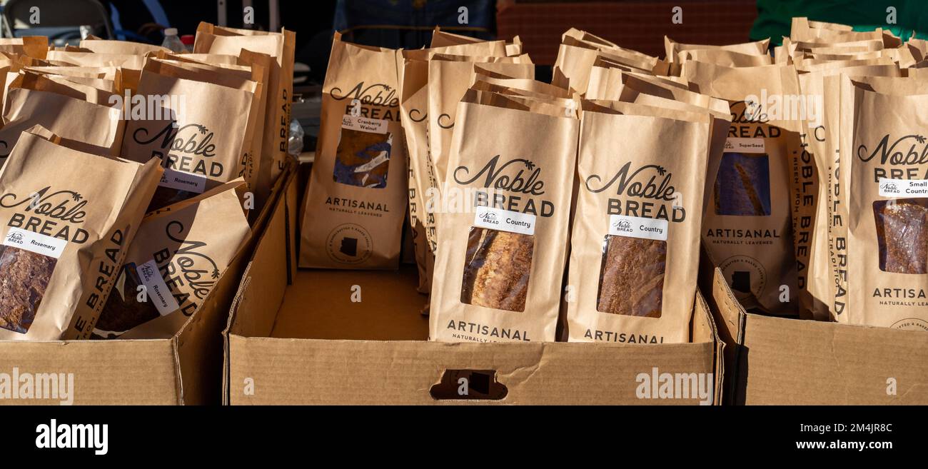 Phoenix, AZ - 12 novembre 2022 : le pain noble est une boulangerie artisanale à petite échelle utilisant uniquement des grains entiers sans OGM biologiques, des grains anciens et des ingrédients organiques Banque D'Images