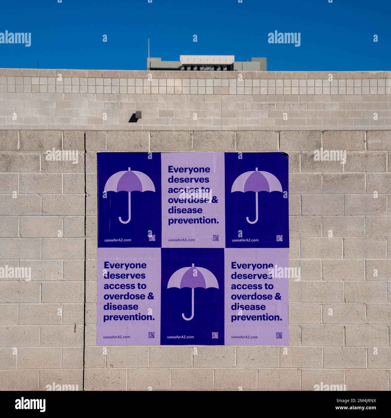 Phoenix, AZ - 11 novembre 2022: Publicité pour le programme de prévention des surdoses et des maladies usesaferAZ.com offrant gratuitement naloxone, bandelettes de test de fentanyl a Banque D'Images