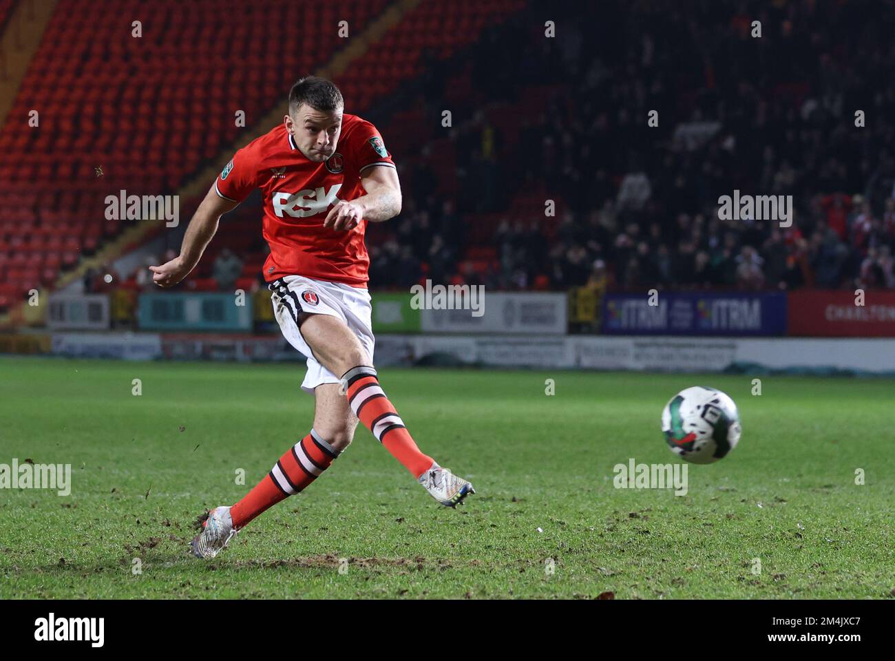 Sam Lavelle, de Charlton Athletic, remporte la pénalité lors de la fusillade lors du quatrième tour de la Carabao Cup à la Valley, Londres. Date de la photo: Mercredi 21 décembre 2022. Banque D'Images