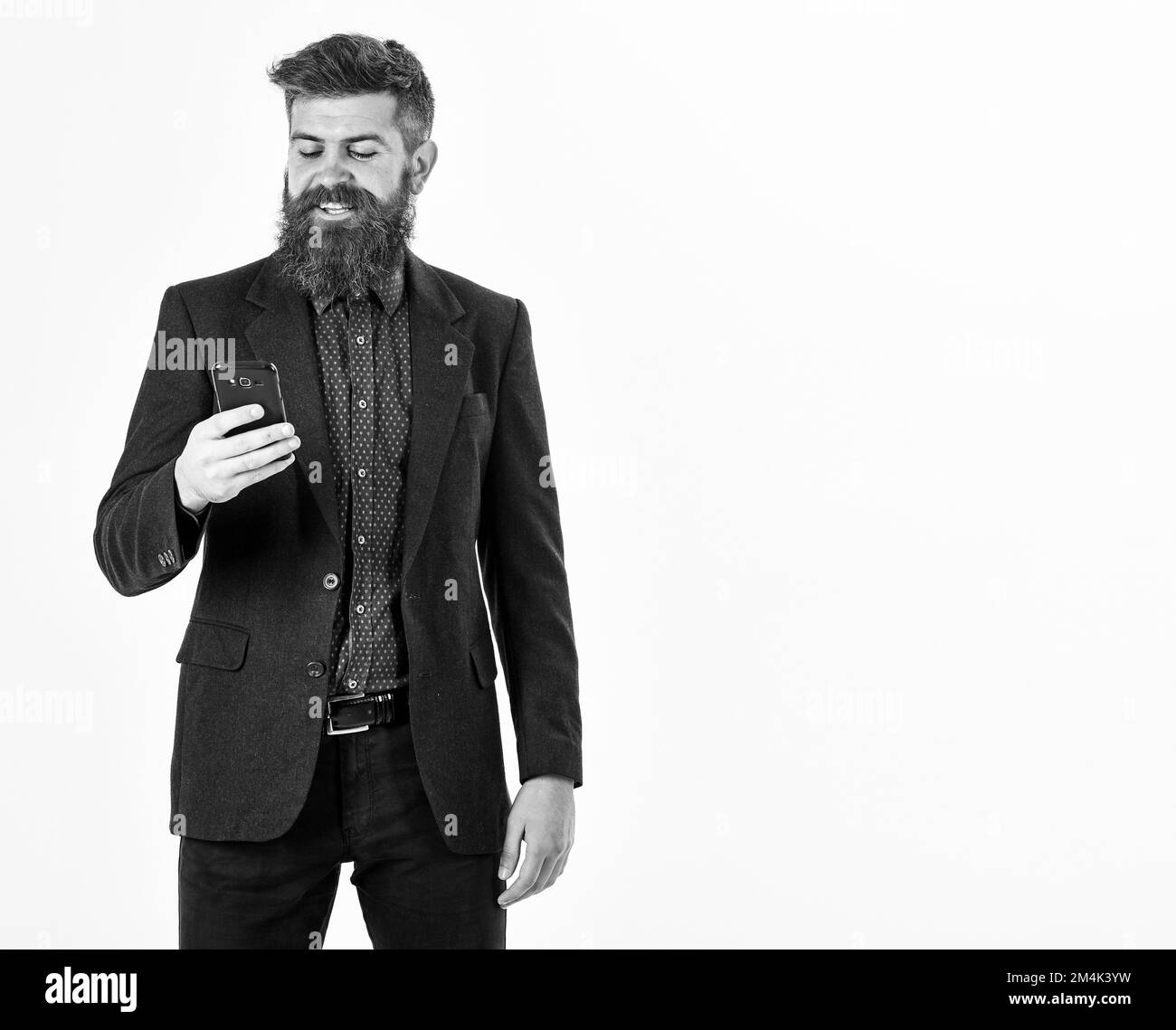 Taille basse avec barbe longue et visage souriant. Banque D'Images