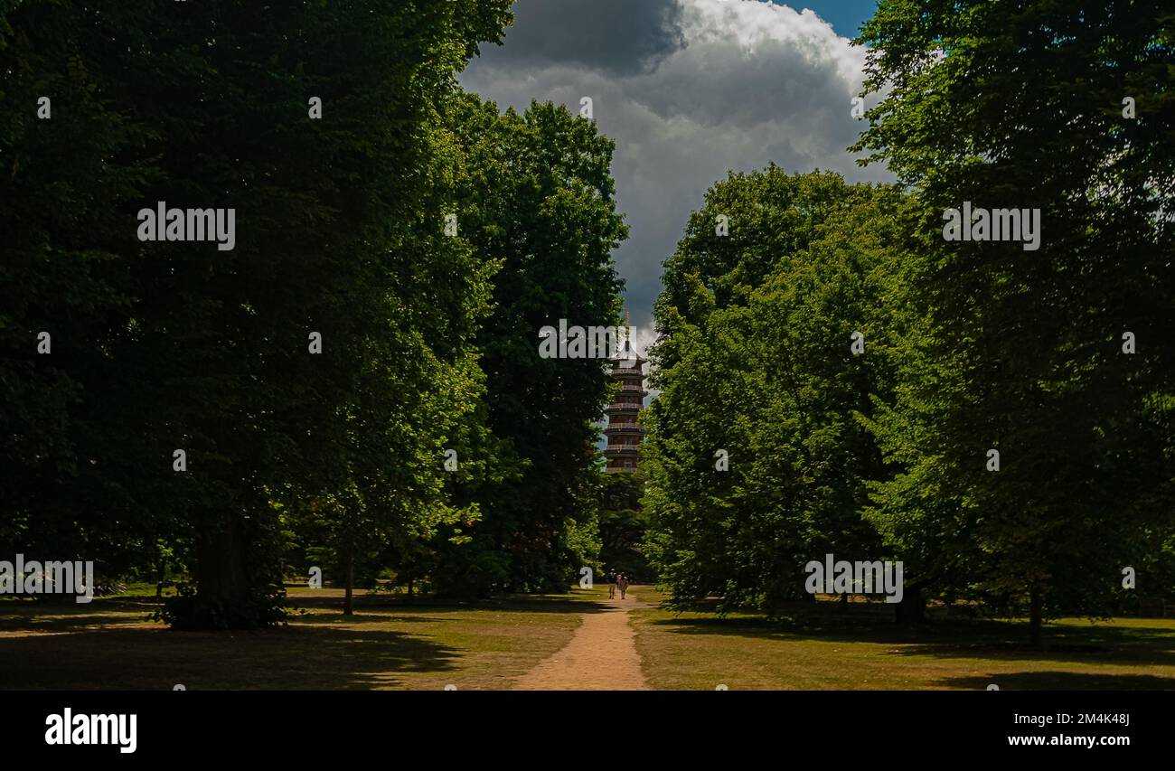 La Grande Pagode est une impressionnante tour octogonale qui se dresse au milieu des bois des jardins botaniques royaux de Kew à Londres. Banque D'Images