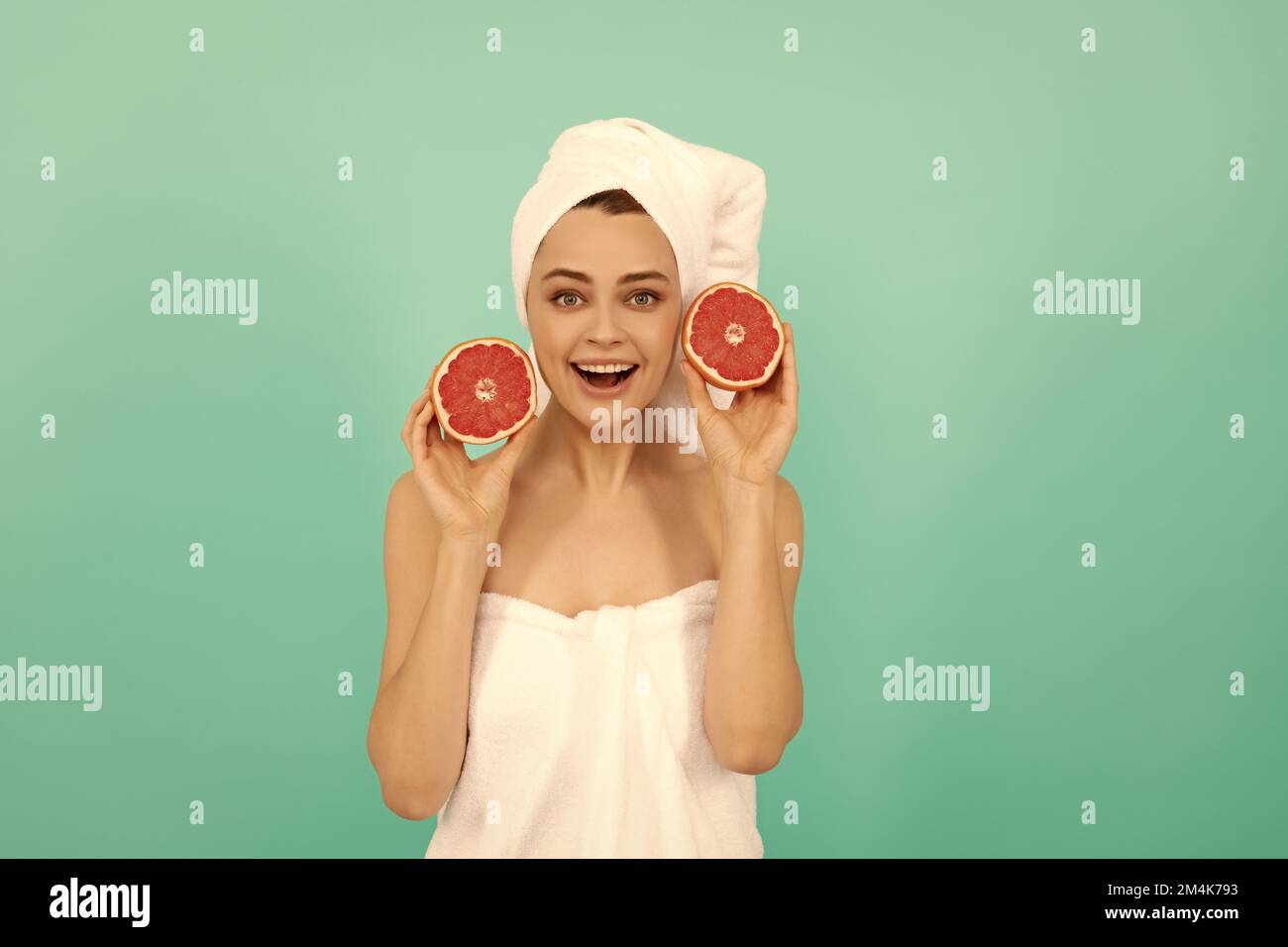 Jeune Femme Surprise Et Choquée En Bonnet De Douche Rose Sur Fond