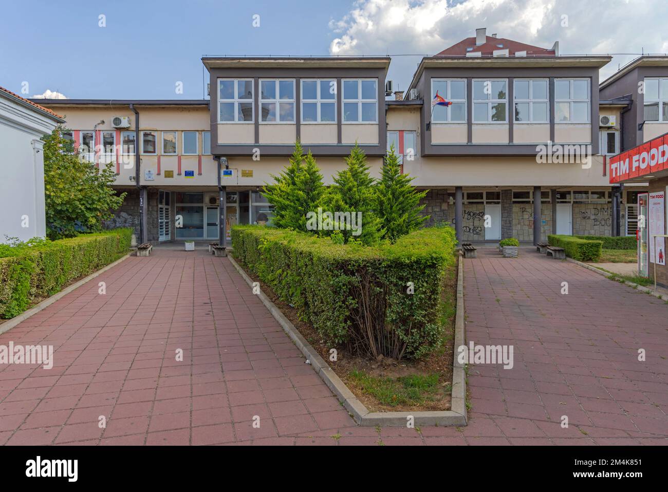 NIS, Serbie - 04 août 2022: École secondaire pour la transformation des aliments et l'éducation chimique bâtiment dans le centre ville. Banque D'Images