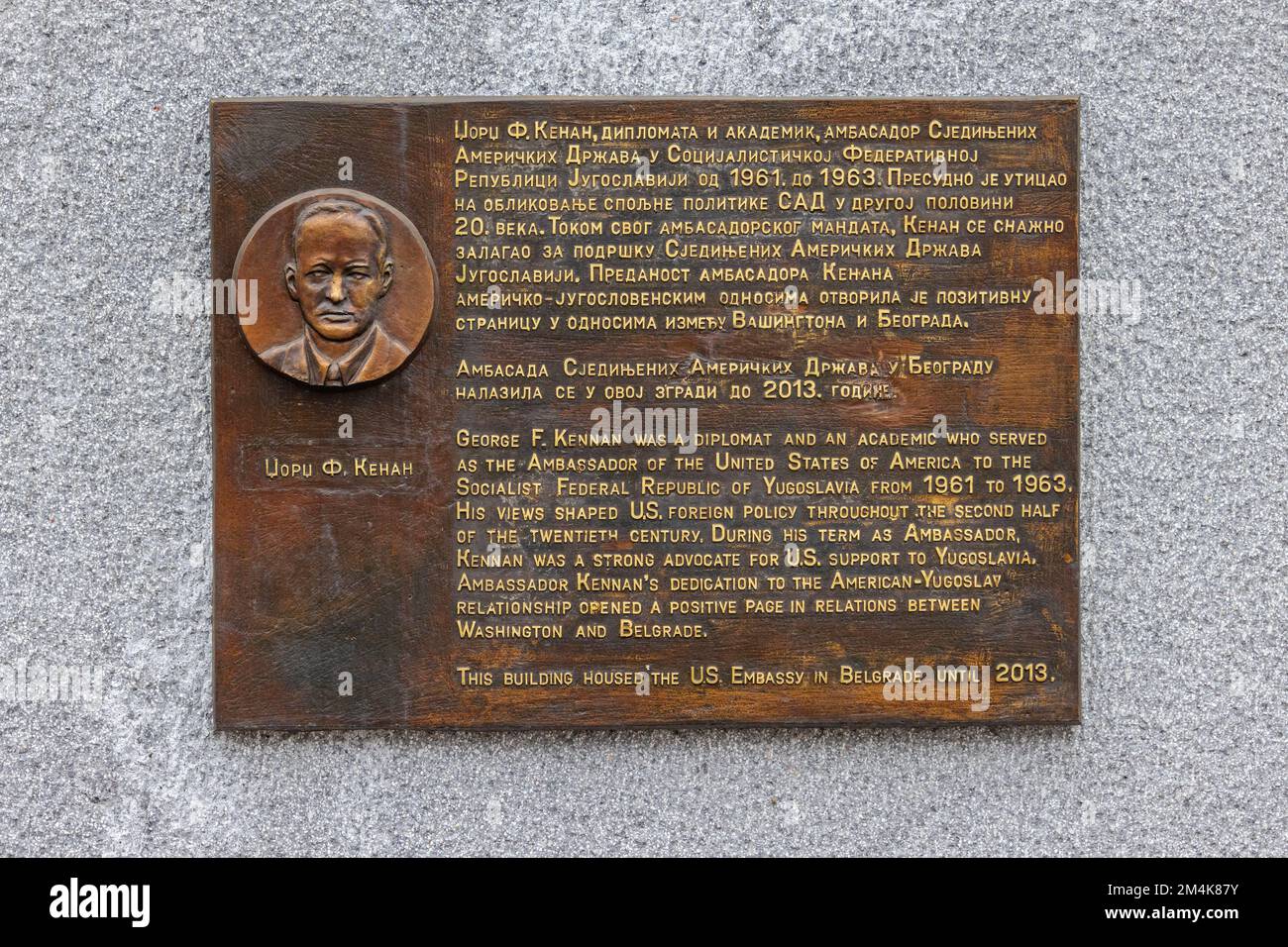 Belgrade, Serbie - 13 décembre 2022 : Ambassadeur de plaque commémorative en bronze John F Kennan à la rue Kneza Milosa dans la capitale. Banque D'Images