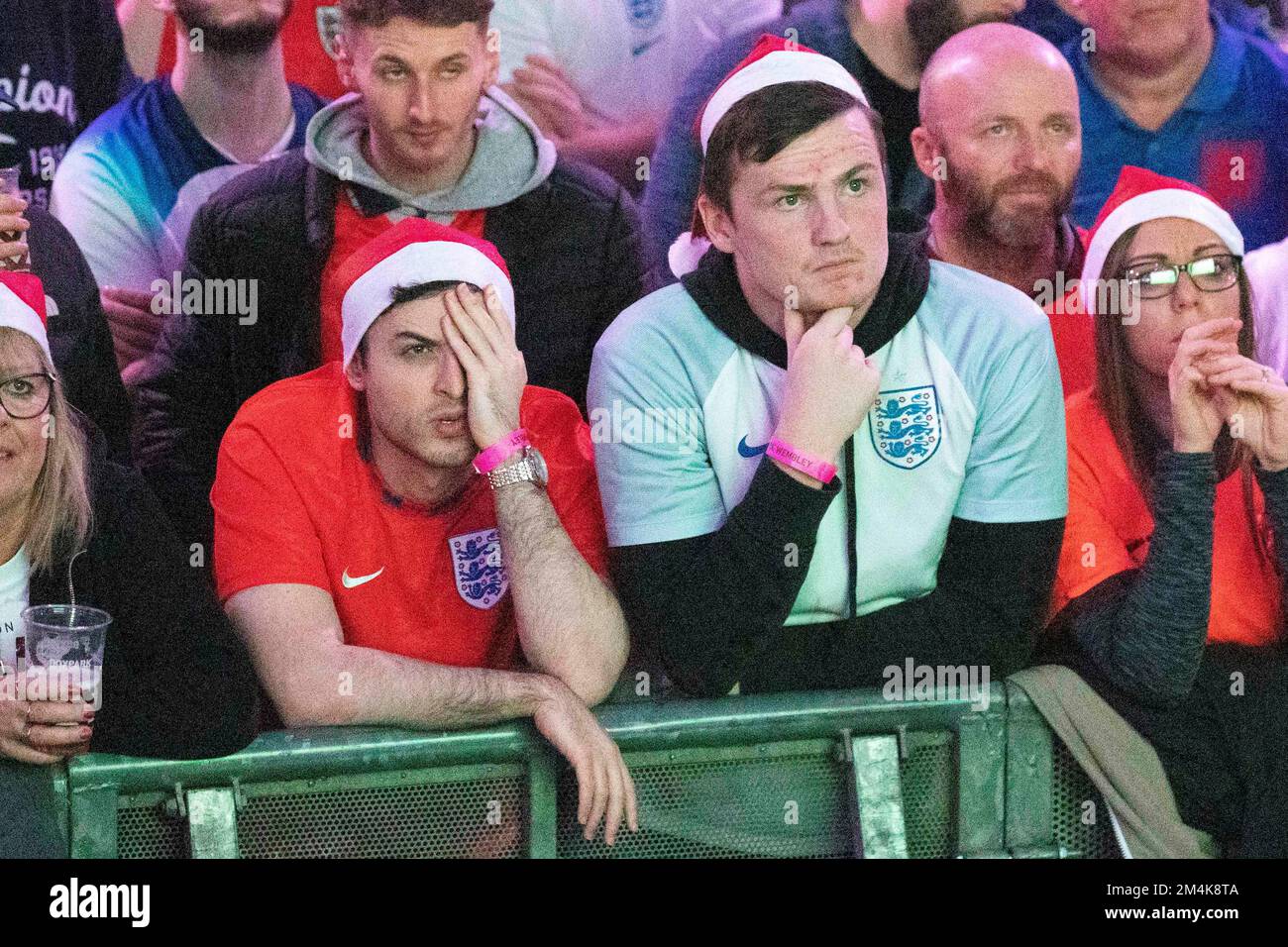 Ce soir, les fans d'Angleterre au Boxpark de Wembley à Londres pour assister au match de la coupe du monde de la FIFA entre l'Angleterre et la France. Les fans ont l'air déçus alors que la France est en tête Banque D'Images