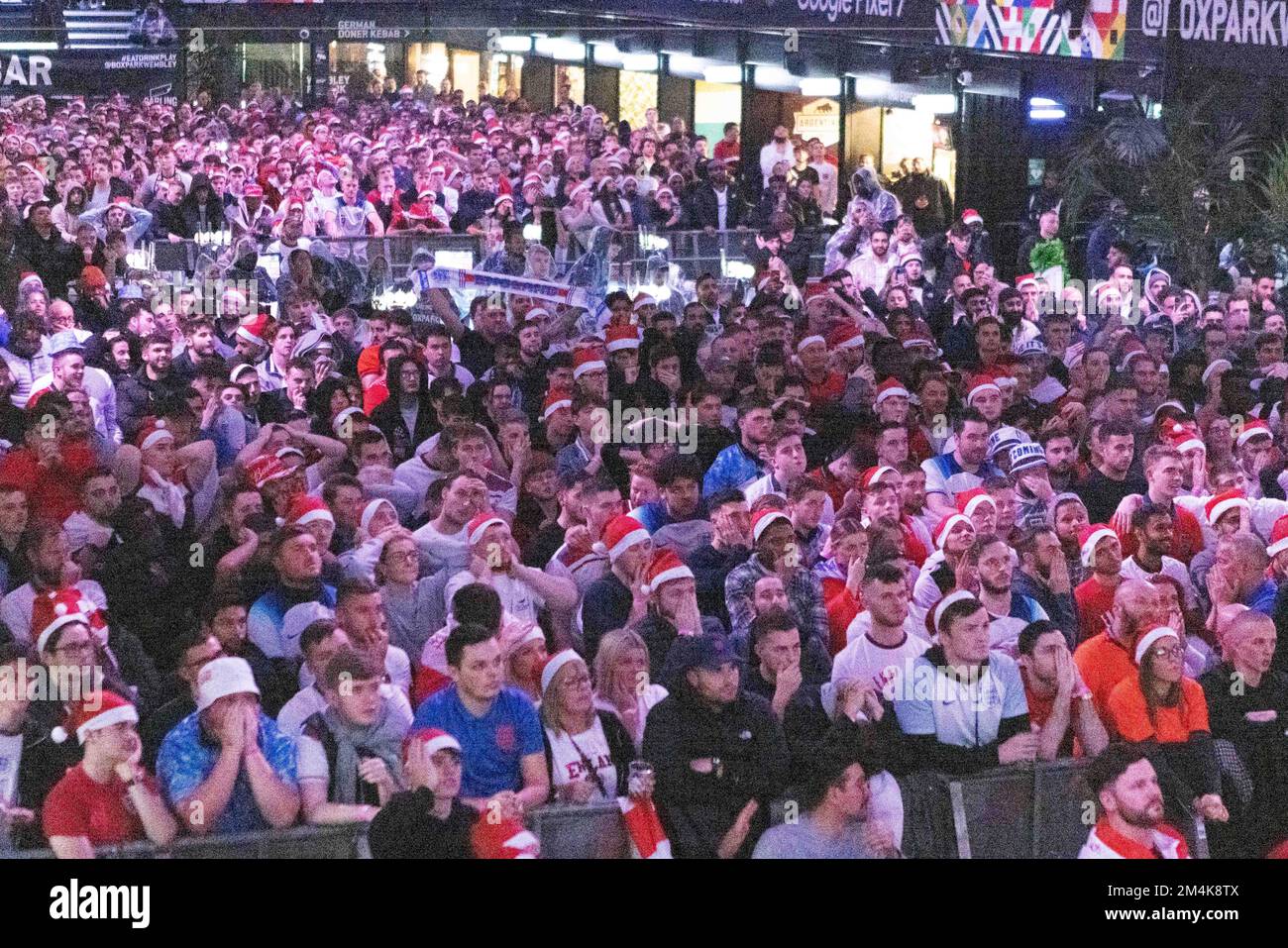 Ce soir, les fans d'Angleterre au Boxpark de Wembley à Londres pour assister au match de la coupe du monde de la FIFA entre l'Angleterre et la France. Les fans jettent de la bière dans la frustration comme Banque D'Images