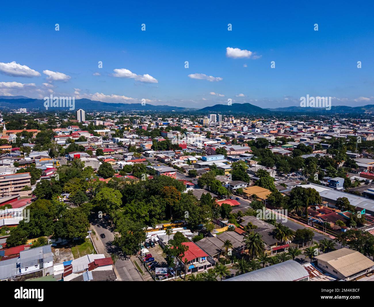 Belle vue aérienne de la ville de San Salvador, capitale d'El Salvador - ses cathédrales et ses bâtiments Banque D'Images