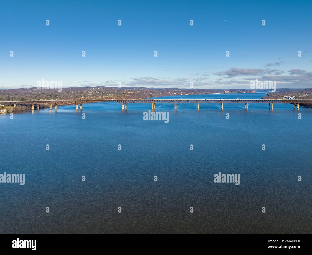Pittoresque hiver matin photo aérienne de Beacon, NY Etats-Unis de la rivière Hudson à l'est, 20 décembre 2022 Banque D'Images