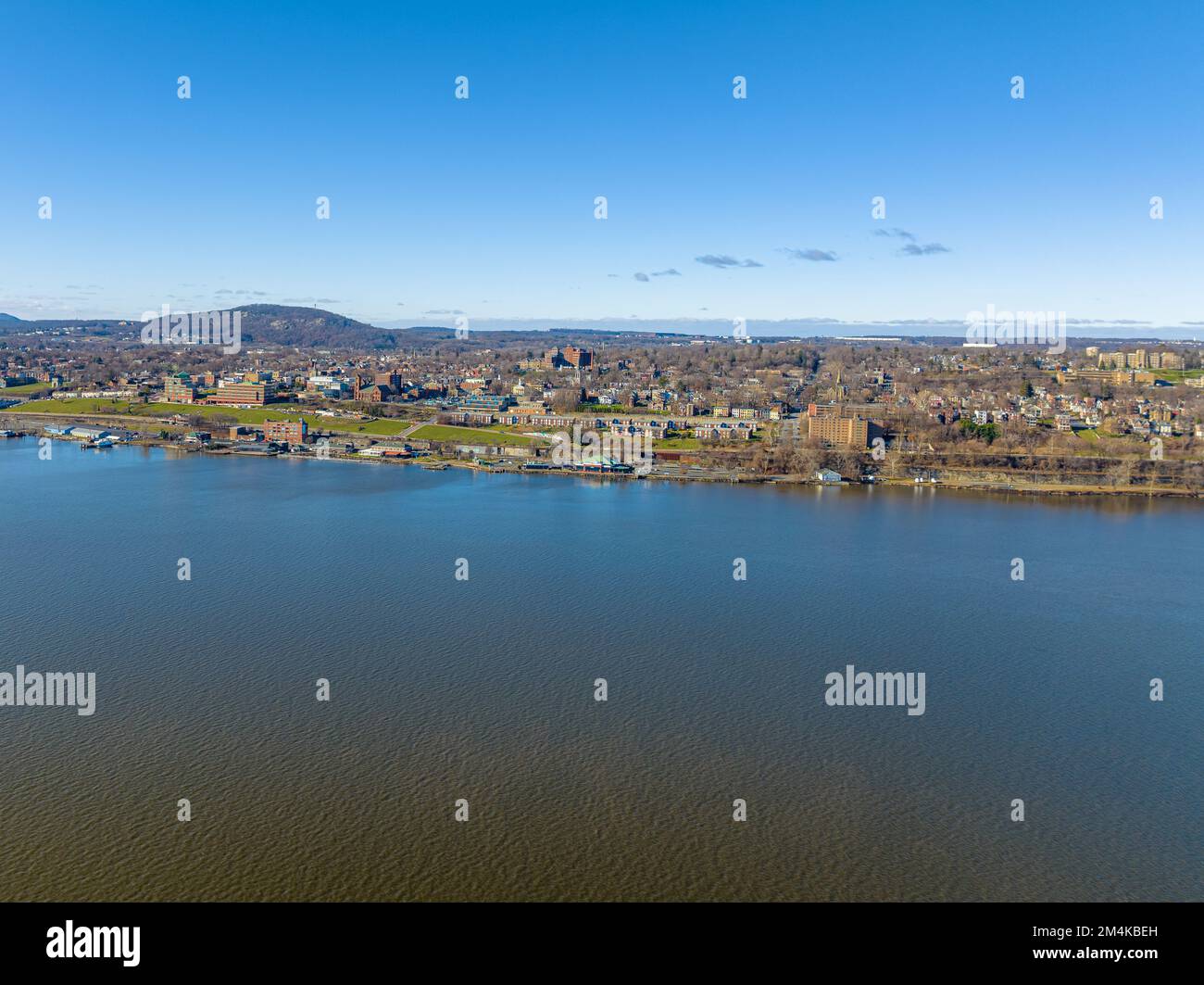Pittoresque hiver matin photo aérienne de Beacon, NY Etats-Unis de la rivière Hudson à l'est, 20 décembre 2022 Banque D'Images