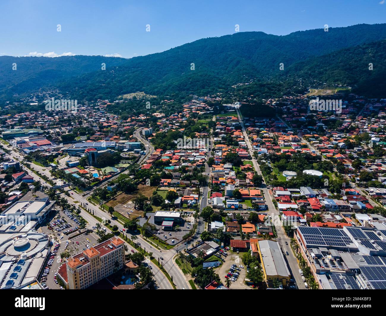 Belle vue aérienne de la ville de San Salvador, capitale d'El Salvador - ses cathédrales et ses bâtiments Banque D'Images