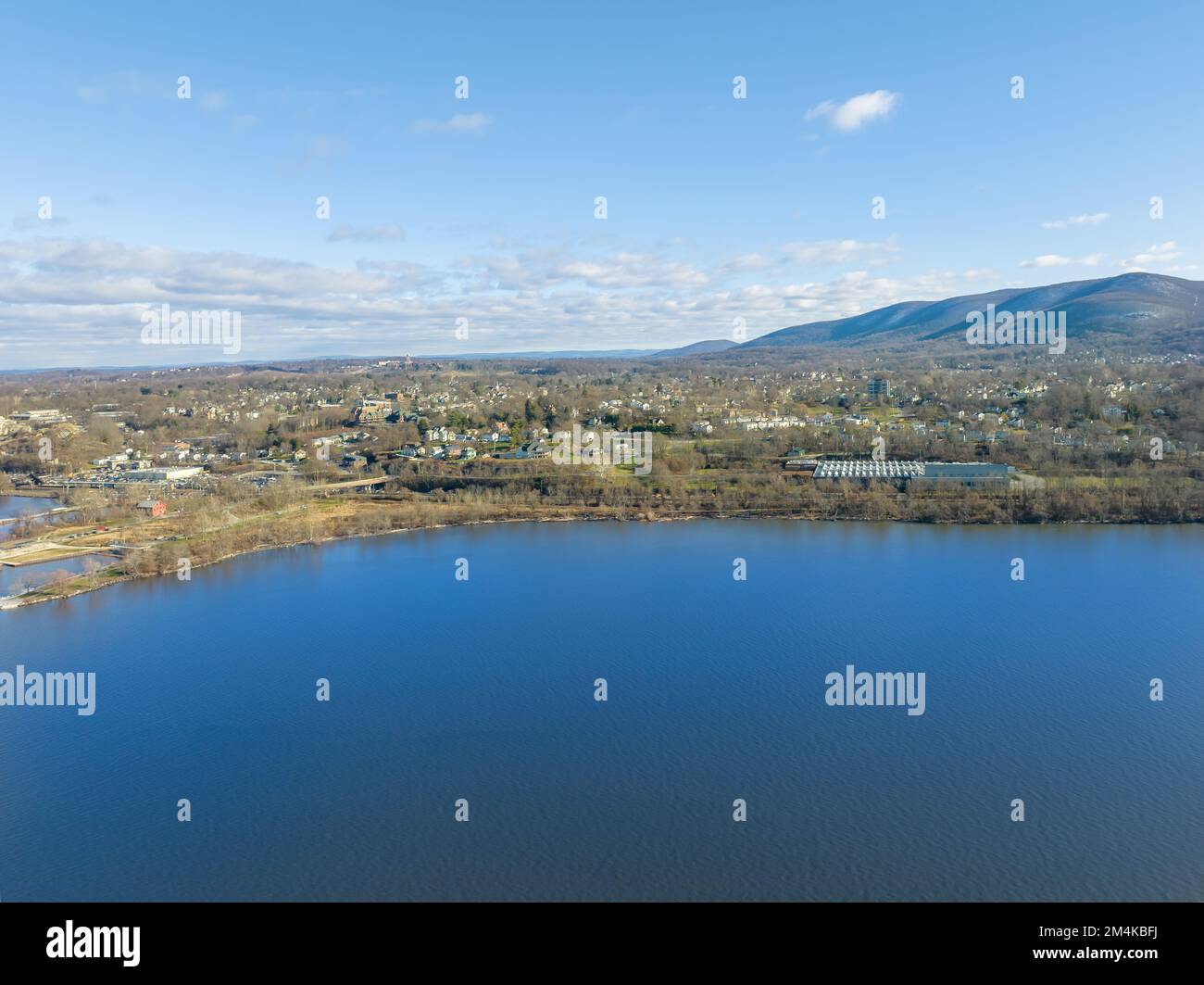 Pittoresque hiver matin photo aérienne de Beacon, NY Etats-Unis de la rivière Hudson à l'est, 20 décembre 2022 Banque D'Images