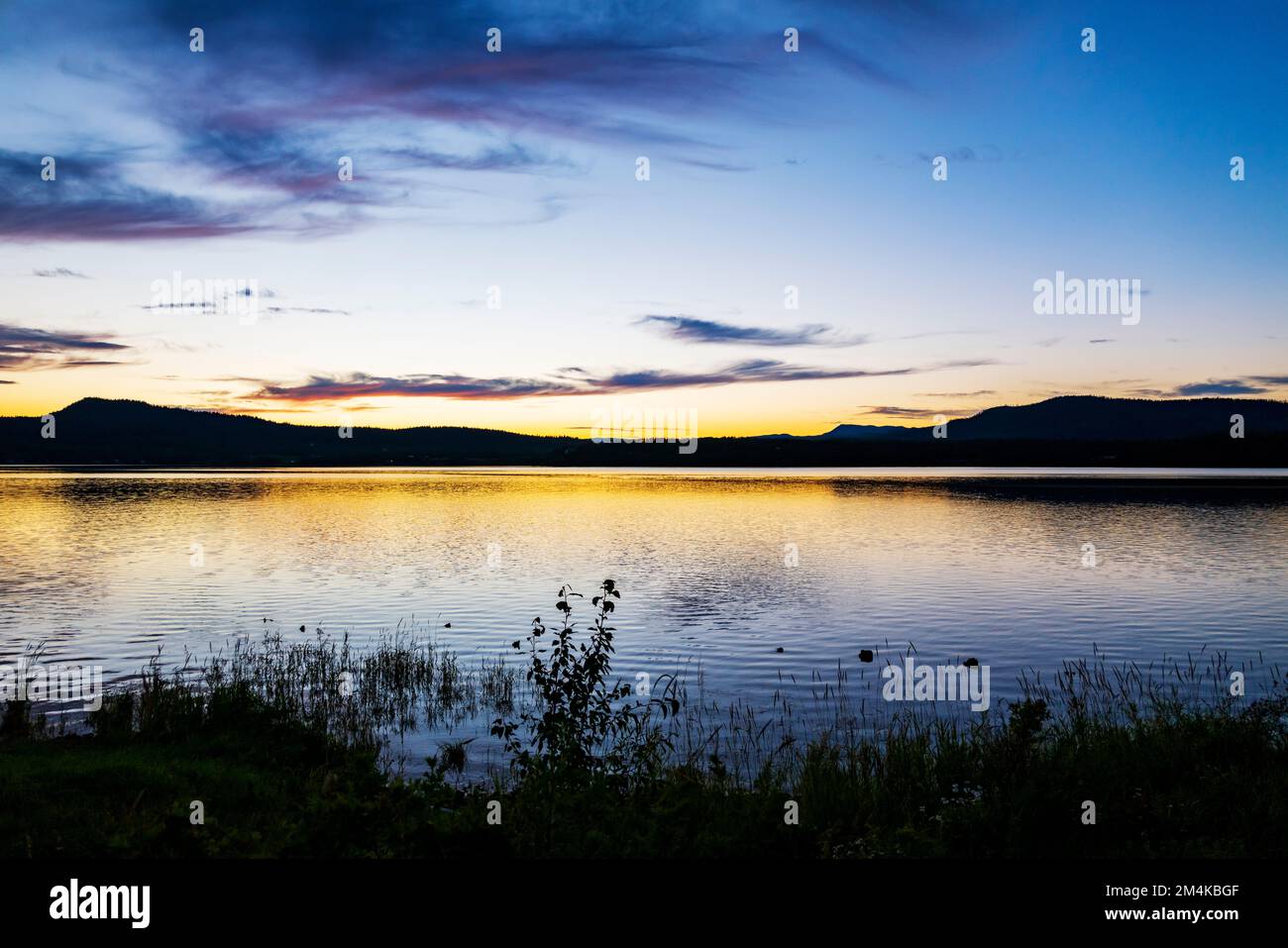 Coucher de soleil; terrain de camping White Swan Park; lac Fraser; Colombie-Britannique; Canada Banque D'Images