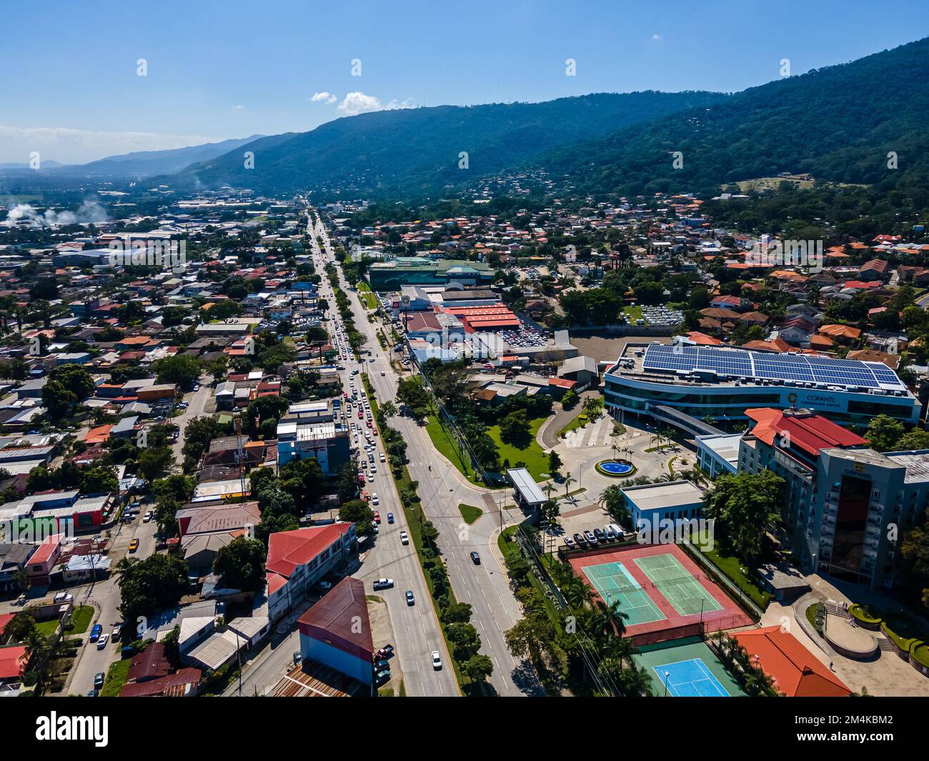 Belle vue aérienne de la ville de San Salvador, capitale d'El Salvador - ses cathédrales et ses bâtiments Banque D'Images