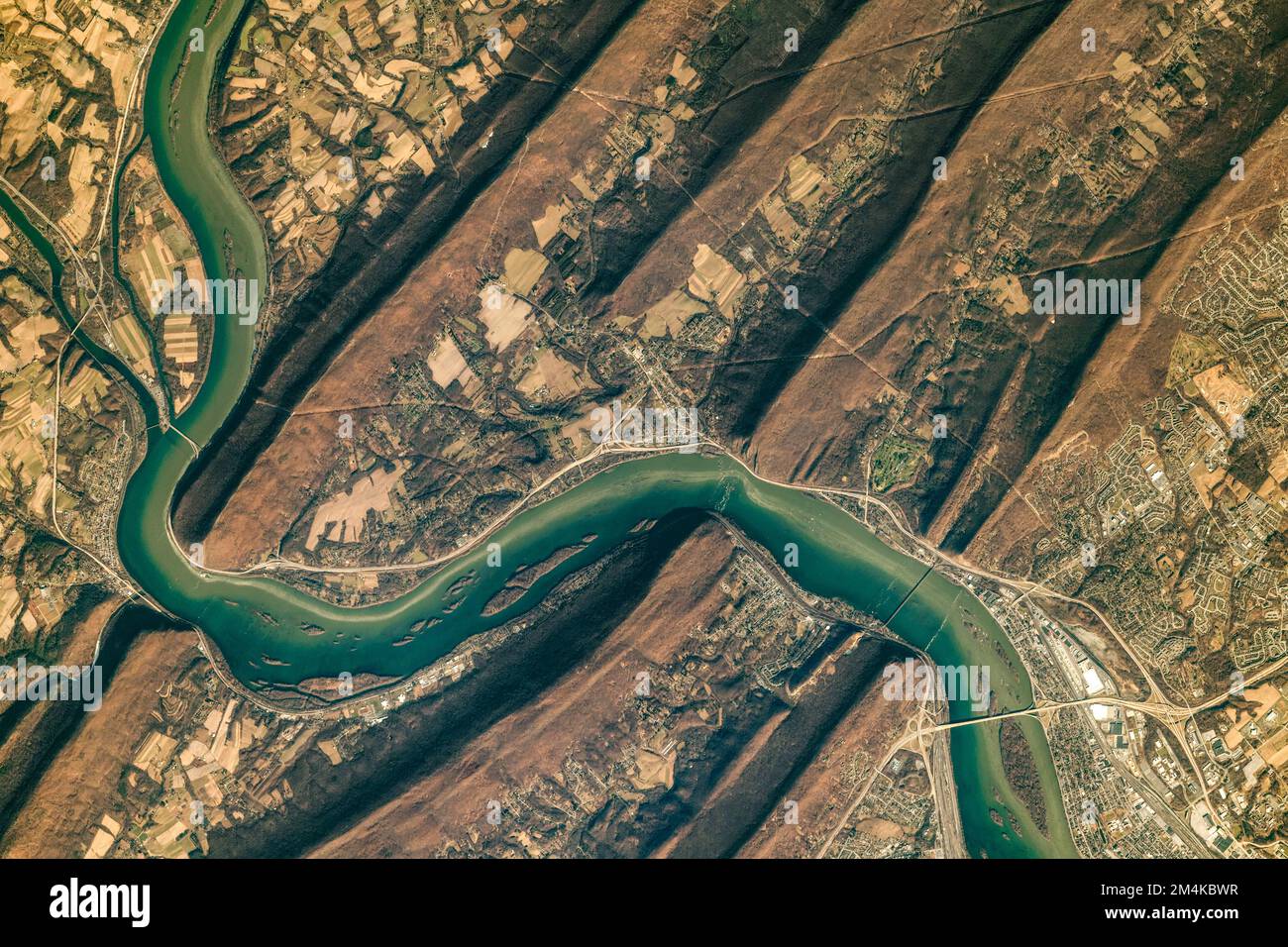 La rivière Susquehanna traverse les plis de la province de Valley-and-Ridge, dans les Appalaches. Amélioration numérique. Éléments d'image de la NASA Banque D'Images