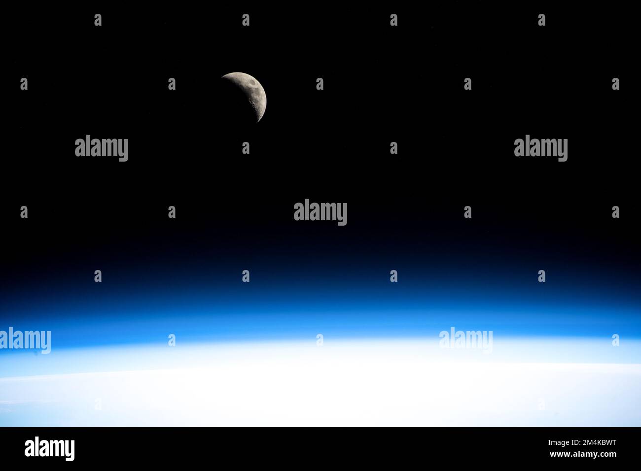 Un croissant de lune cirant vu de la station spatiale internationale. Amélioration numérique. Éléments de cette image fournis par la NASA. Banque D'Images