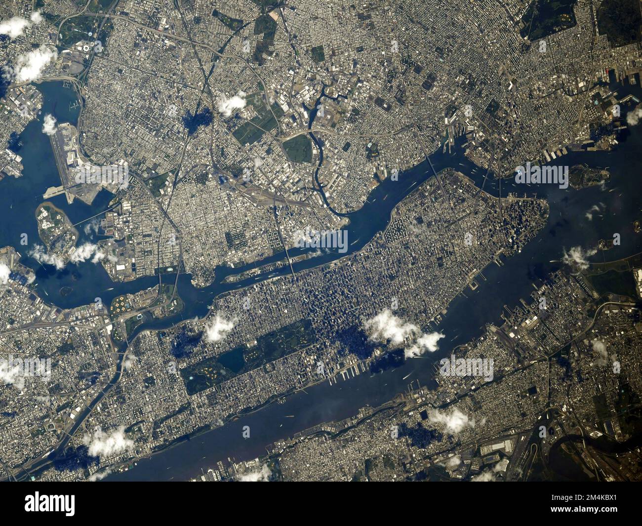 Vue aérienne de l'espace par la station spatiale internationale de Manhattan, New York, le 09/11/19,18 ans après l'attaque. Amélioration numérique. Image de la NASA Banque D'Images
