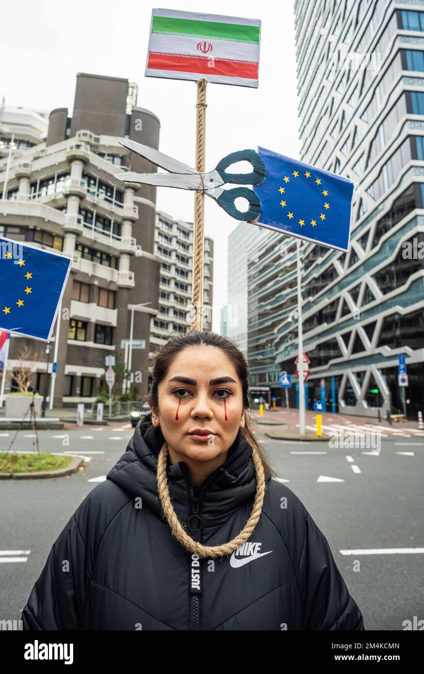 Une protestante féminine lors de la manifestation d'aujourd'hui à la Haye, dénonçant le régime iranien, avec un nœud autour de lui et s'attendant à ce que l'Union européenne la fasse couper le son. Un groupe de partisans iraniens, pas trop important, mais très actif, a organisé une protestation bruyante cet après-midi, ils ont appelé la Chambre des représentants des pays-Bas à fermer l'ambassade iranienne aux pays-Bas et à expulser ses diplomates. Des manifestations de masse ont éclaté en Iran il y a quelques semaines, après que les forces de sécurité aient pris des mesures contre les manifestants. Parmi les arrestations effectuées, deux ont été à l'origine de la mort soudaine de Mahsa Amin, 22 ans, et de 17 ans Banque D'Images