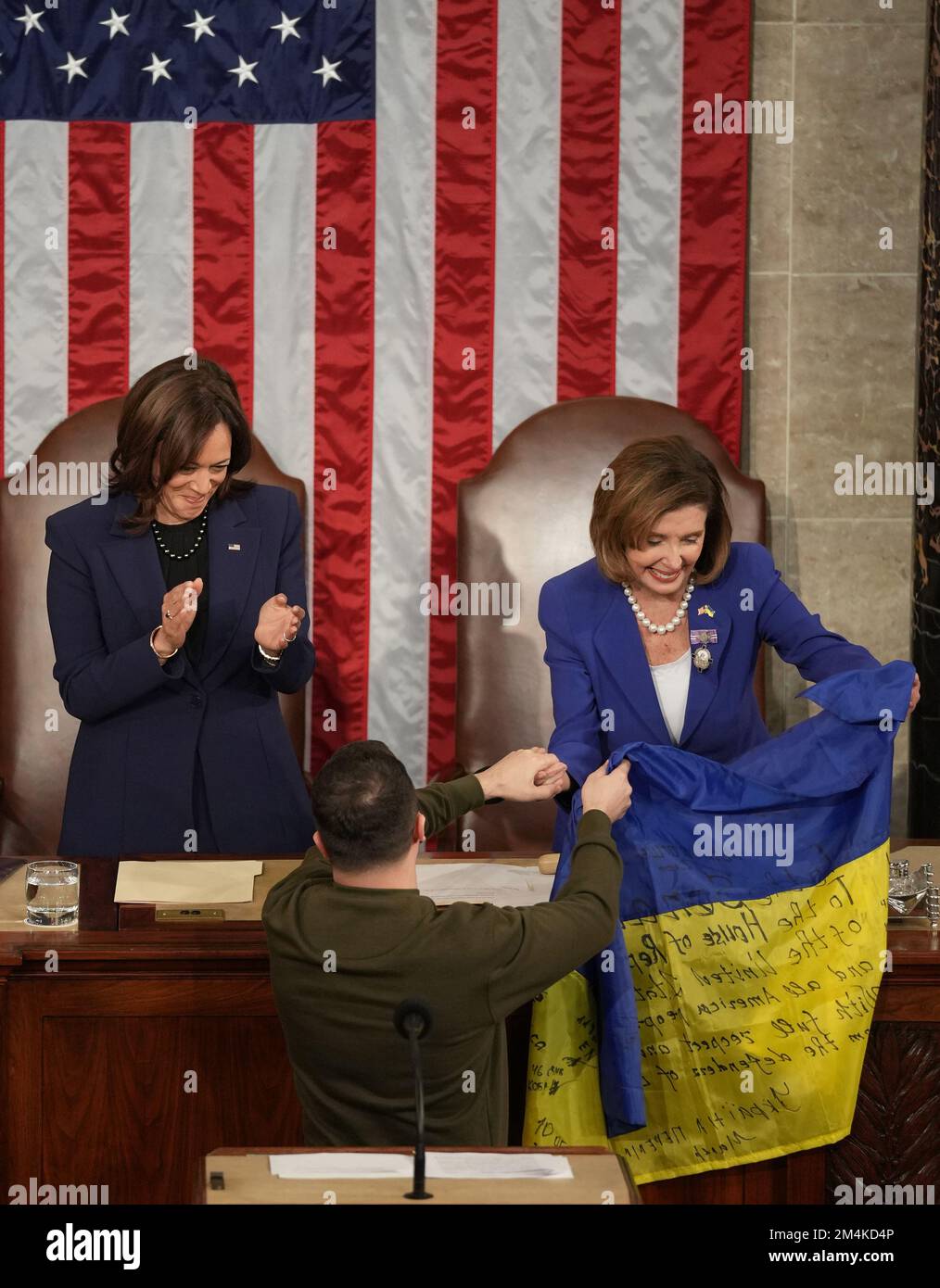 Washington, États-Unis. 21st décembre 2022. Le président ukrainien Volodymyr Zelensky présente un drapeau ukrainien au vice-président Kamala Harris (L) et à la présidente de la Chambre Nancy Pelosi (R) après avoir pris la parole lors d'une session conjointe du Congrès aux États-Unis Capitole à Washington, DC mercredi, 21 décembre 2022. Zelensky a rencontré le président Joe Biden plus tôt dans la journée alors que la Maison Blanche a annoncé une aide militaire supplémentaire de $2 milliards pour l'Ukraine, y compris une batterie de missiles Patriot sophistiquée. Photo de Pat Benic/UPI crédit: UPI/Alay Live News Banque D'Images